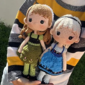 Boneca de Crochê, Boneca Princesa em Amigurumi, Boneca de Formatura em Amigurumi, Boneca de Cabelo Cacheado Feita à Mão, Figura Recheada de Algodão Leiteiro, Boneca de Personagem Personalizada, Graduada