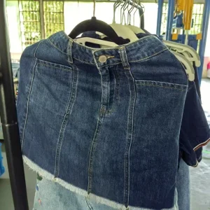 Saia de jeans feminina de segunda mão