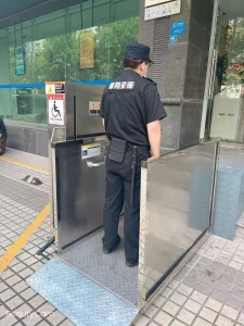 1.0-4.0m Disabled People Home Outdoor Electric Hydraulic Vertical Handicap Wheelchair Lift