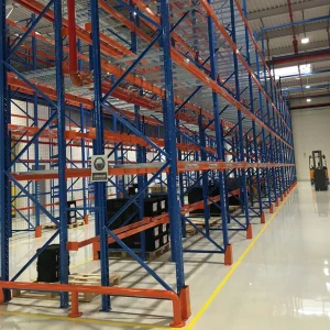 First in First out Pallet Racking with Wire Mesh Decking and Safety Barrier