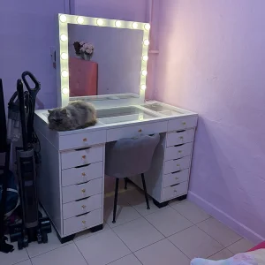 Modern Luxury Design Furniture Bedroom Vanity with Mirror and LED Lights Transparent Glass Tabletop Makeup Dressing Table