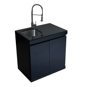 Cocina moderna al aire libre con encimera de mármol negro, gabinete de acero inoxidable con grifo y fregadero