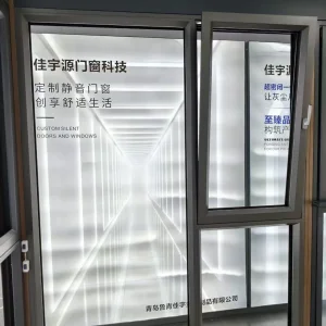 El fabricante produce ventanas de aluminio de hoja simple de alta calidad con vidrio de doble capa y un diseño deslizante