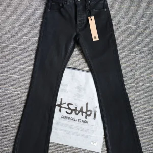 Sourcing de Denim Premium Apresentando Jeans Desgastados Estilo Ksubii