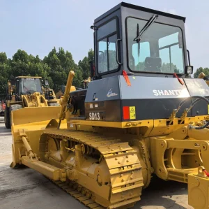 Bulldozer de tipo pista de pantano usado para construcción en terreno blando