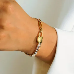 18K سوار تنس من الفولاذ المقاوم للصدأ مطلي بالذهب مع مشبك على شكل قفل وسلسلة مزينة بحجر زركونيا مكعب