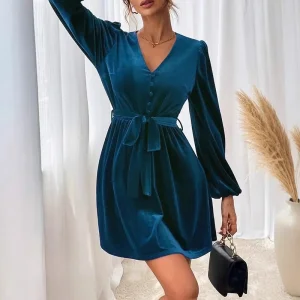 Vestido mini elegante con mangas largas