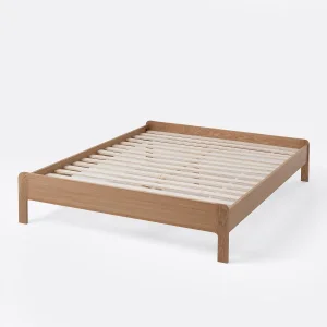 Cama de madera maciza contemporánea y elegante con marco de plataforma con borde de cuero