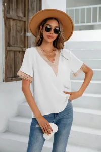 Blusa de Renda com Decote em V