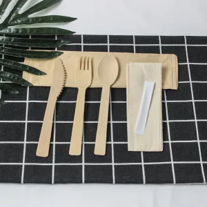 Conjunto de Talheres de Bambu Descartáveis Ecológicos com Faca, Garfo, Colher, Palito e Guardanapo em um Saco de Papel