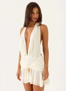 Vestido mini de gasa crema para mujer con cuello halter, profundo escote, espalda descubierta y detalle de cintura con colgante dorado