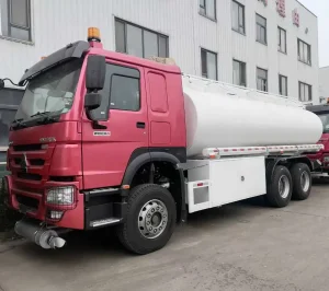 HOWO Fuel Tanker Truck / Oil Refuel Truck 8X4 Adr Oil Tank Truck Aluminum Alloy Oil Tank