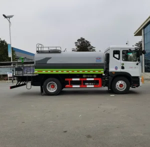 Superior 12t Dongfeng D9 Water Truck Left - Hand Drive Stock15. Practical 12t Dongfeng D9
