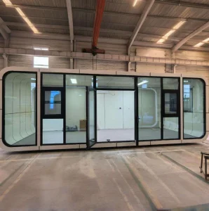 Pod de oficina móvil de vidrio aislado