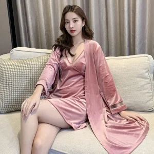 Pijamas de terciopelo dorado