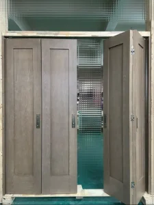 Customized China Wooden Interior Wardrobe Folding Solid Wood Bifold Doors/Hot Selling Bifold Closet Doors for Rooms