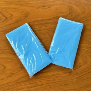 Bata de aislamiento desechable unisex de CPE resistente a fluidos con lazo para el pulgar