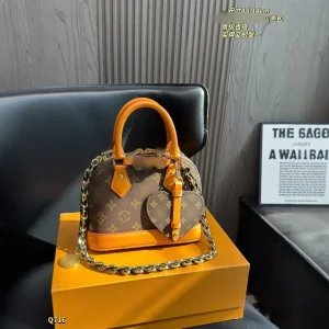 Bolsa de Concha na Cor Areia, Edição Limitada Sazonal, Bolsa de Ombro com Corrente Fashion e Versátil, Bolsa com Decoração em Forma de Coração, Marca de Luxo 1:1 Re