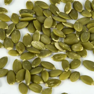Sementes de abóbora cruas e mistura de lanches saudáveis nutritivos com nozes cruas