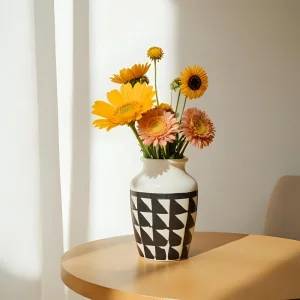 Cheap Black White Geometric Ceramic Tabletop Flower Vase for Home Decor VDLK5188 Supplier, Suppliers