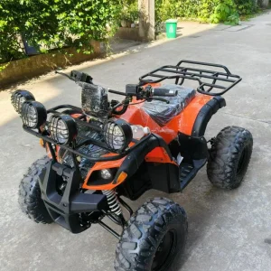 Vehículo ATV todoterreno con suspensión de doble brazo oscilante y frenos de disco hidráulicos para mayor seguridad