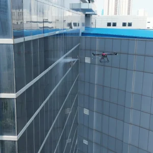 Dron de limpieza de paneles solares con sistema de batería de estado sólido