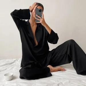 Conjunto de pijamas de dos piezas de camisa de satén