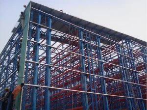 Sistema de entrepiso soportado por estantes