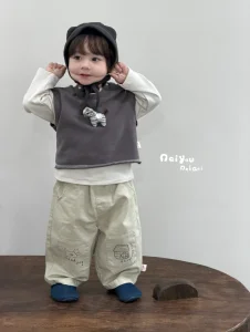 Ropa de niños con camiseta y pantalones