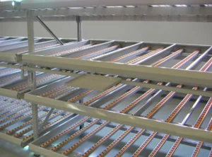 Estantería de flujo con barrera de humedad