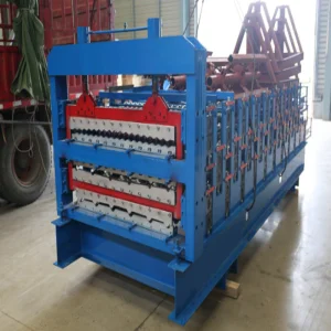 Máquina de conformado en frío de panel de techo triple de tres capas para chapa metálica en venta