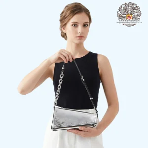 Bolsa Satchel Contemporânea com Rebites e uma Alça de Ombro Elegante