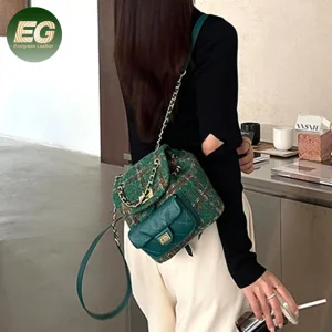 Mochila Mini de Pelúcia com Design de Logo