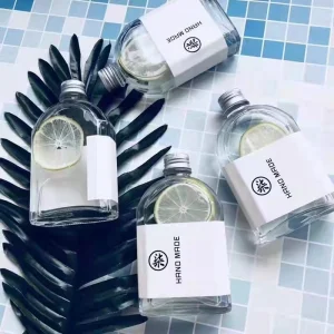 Recyclable 10oz Square Juice Bottles Fruit Tea Glass Bottle 300ml with Plastic Lids