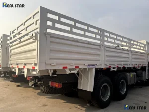 China Factory Sinotruk HOWO 6X4 Cattle Transport 40 Tons Fence Livestock Stake Body Bed Skeleton Skeletal Carrier Box Van Cargo Truck