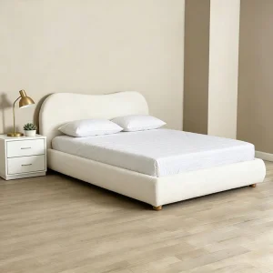 Cama estofada em boucle macio com design de base sólida