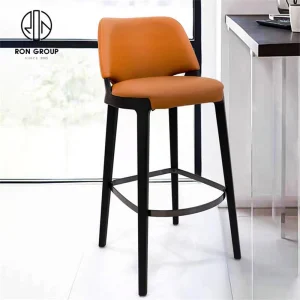Silla de bar de lujo con cojín de cuero naranja y marco de hierro, mobiliario de restaurante de altura media