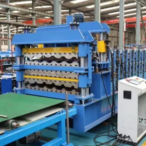 Máquina de conformado de paneles de techo de triple capa de tres capas para la fabricación de tejas