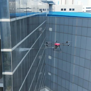 Dron de lavado solar con sistema de agua a alta presión