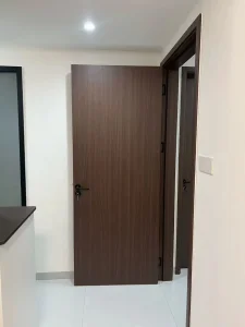 أبواب خشبية مصنوعة من الخشب الصلب، ألواح الجوز الأسود المطلية أو غير المطلية، تُستخدم لأبواب الغرف الداخلية