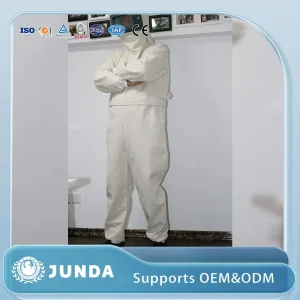 Ropa de trabajo arenada con casco