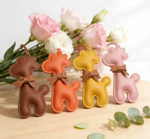 OEM ODM Cute Giraffe PU Leather Keychain Set of 4, Kawaii Animal Bag Charm with Bow, Fashion Key Ring Pendant for Women Girls