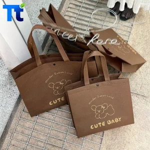 في المخزون الحد الأدنى للطلب 200PCS طباعة شعار مخصصة لامعة غير لامعة صديقة للبيئة حقيبة تسوق قابلة للطي من البلاستيك رائعة مع مقبض للأحذية والملابس والهدايا