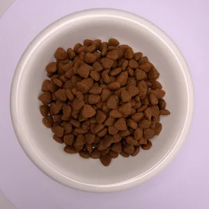 Alimento seco rojo de alta energía para gatos que satisface las necesidades diarias de actividad de las mascotas felinas adultas