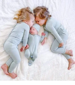 Ropa de bebé de bambú al por mayor, pijamas infantiles con patrón personalizado (parte superior + pantalones)