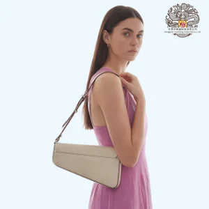 Bolsa elegante com rebites na aba e alça única para o ombro