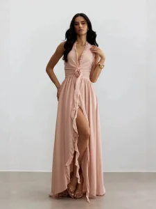 Vestido largo sin mangas halter rosa claro con cintura fruncida y abertura alta, elegante para invitadas de boda