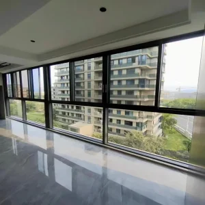 4. Ventana de vidrio deslizante de aluminio a prueba de sonido, construcción duradera, cerradura de seguridad, marco moderno y delgado para uso en balcón