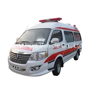 Transporte de Pacientes de Alto Risco em Ambulância com Todo o Equipamento de Monitoramento