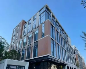 تصنيع مجمعات تجارية متعددة الطوابق من الهياكل الفولاذية باستخدام الإطارات الفولاذية الجاهزة